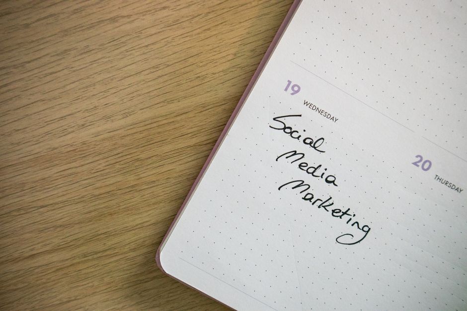 Una agenda abierta en una página con la anotación “Social Media Marketing”